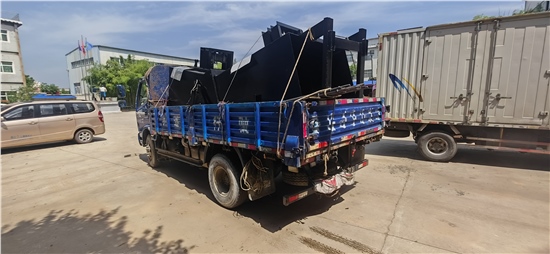 三門峽客戶折疊式振動(dòng)漏斗發(fā)貨